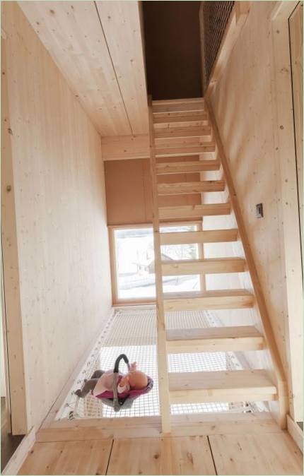 Scala in legno per il piano superiore