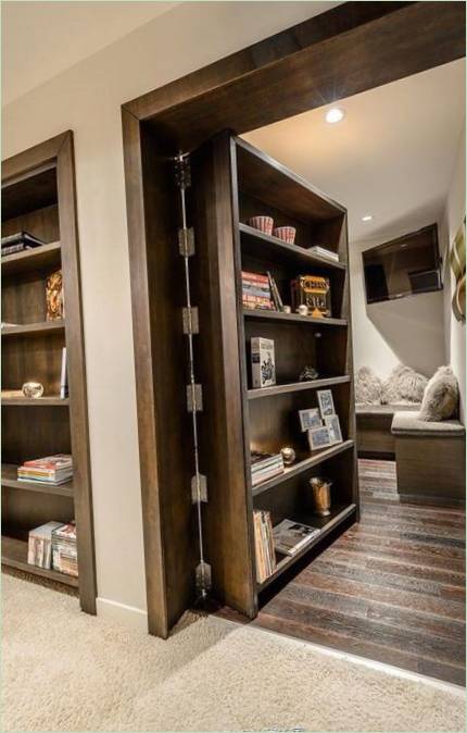 Una porta nascosta dietro una libreria