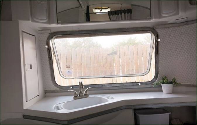 L'interno della casa mobile Airstream