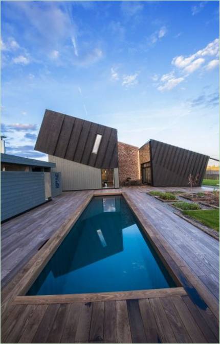 Casa in mattoni e legno di Snøhetta: piscina con terrazza in legno