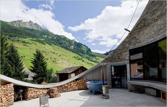 Il cortile in pietra della casa sotterranea