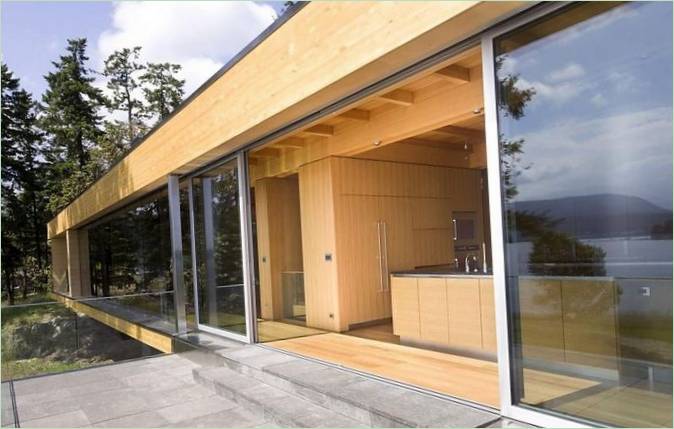 Porte d'ingresso scorrevoli in vetro in una villa