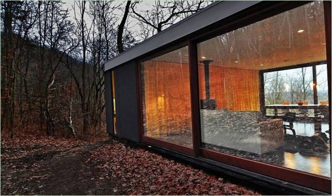 La piccola e confortevole cabina impilata