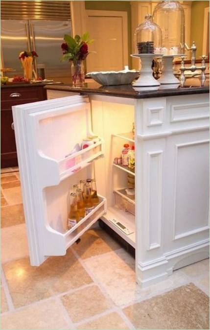 Isola della cucina con minifrigo incorporato