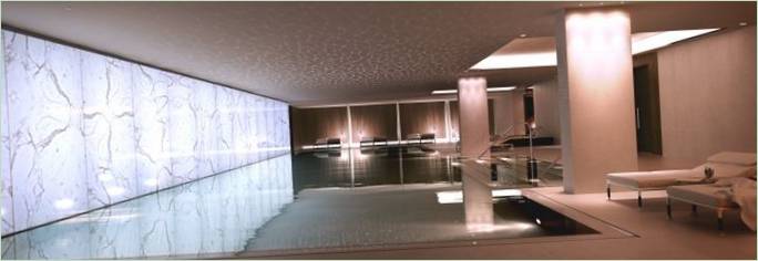 Piscina coperta in una casa esclusiva