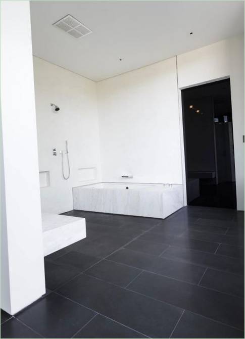 Piastrelle nere in bagno