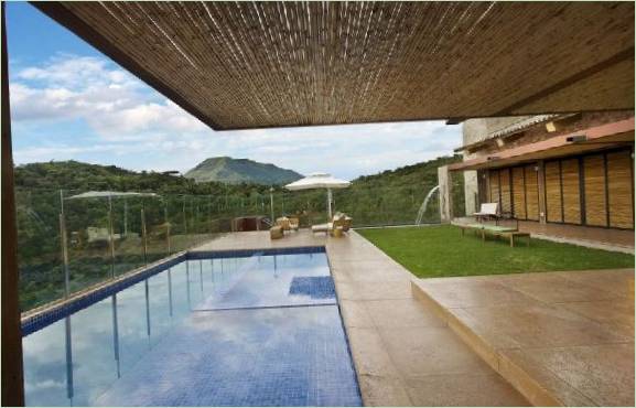 Piscina nel cortile