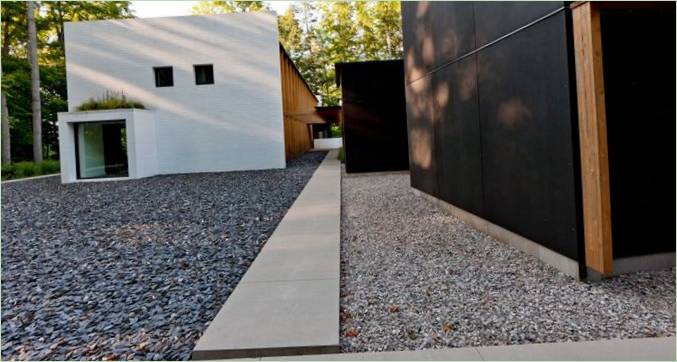 Una baita residenziale in un'area boschiva degli USA