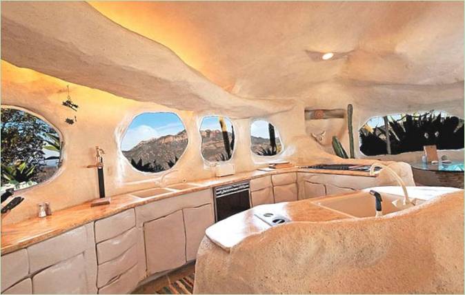 Zona cucina della casa-grotta dei Flintstones a Malibu