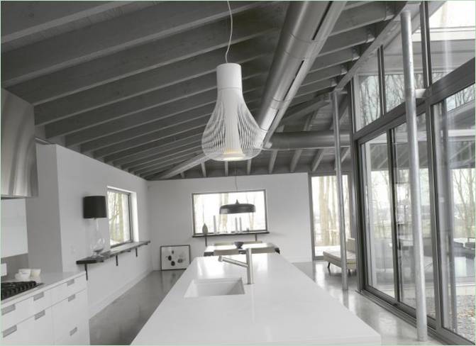 Cucina bianca nella residenza privata Bromond House