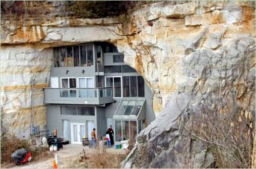 Un'insolita casa in una grotta negli Stati Uniti