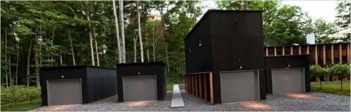 Una baita nella foresta degli Stati Uniti