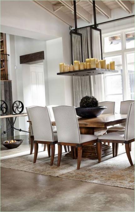 Mobili e oggetti decorativi in legno all'interno della sala da pranzo