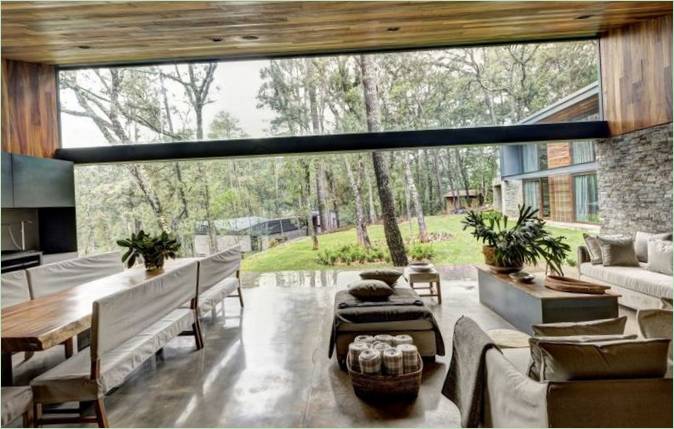 La terrazza di una casa di campagna sostenibile in Messico