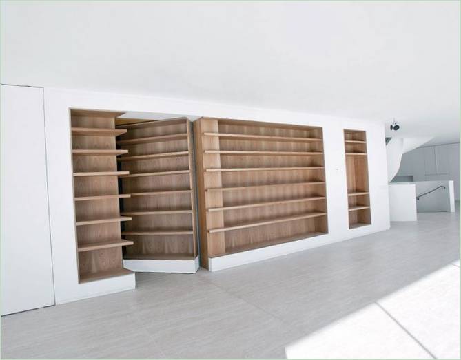 Porta segreta dietro una libreria