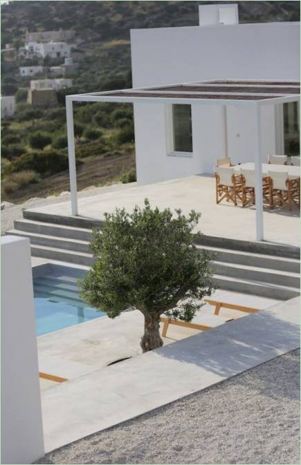 Accogliente terrazza con terrazza in cemento in una casa sul fianco della montagna