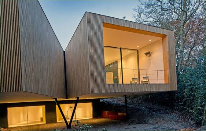 L'esterno di una villa in una foresta olandese
