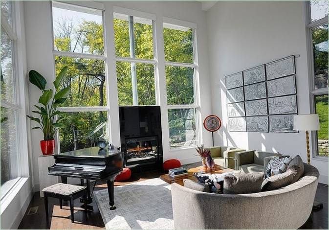 Interno del soggiorno con camino e pianoforte a coda