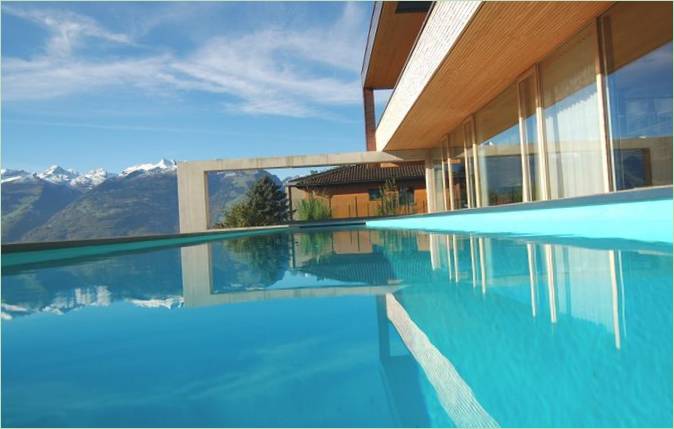 Piscina lungo il lato della villa