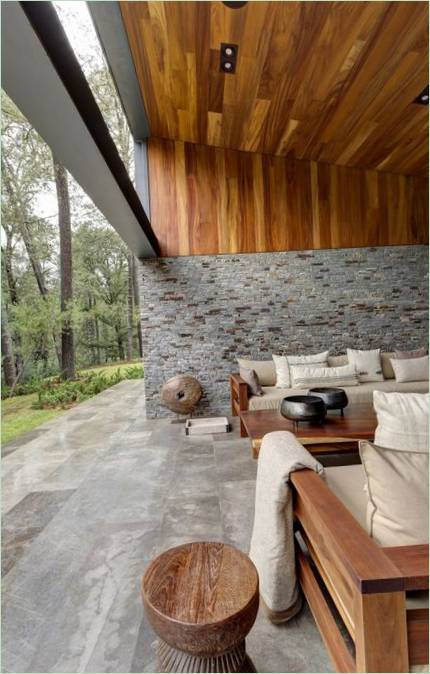 La terrazza di una casa di campagna sostenibile in Messico
