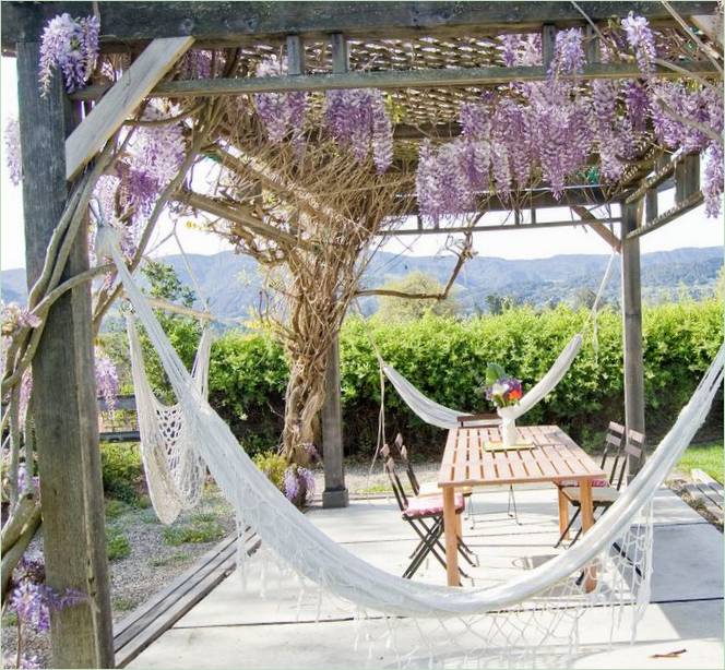Un gazebo nel cortile di una baita in montagna