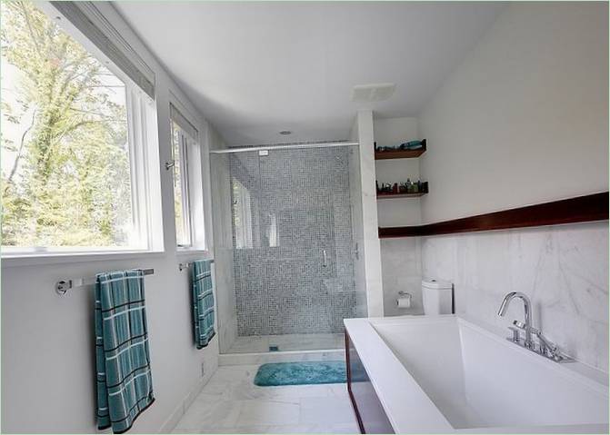 Interni del bagno bianchi con accenti turchesi