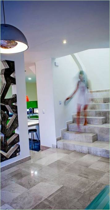 Scala in marmo per accedere al livello superiore della casa