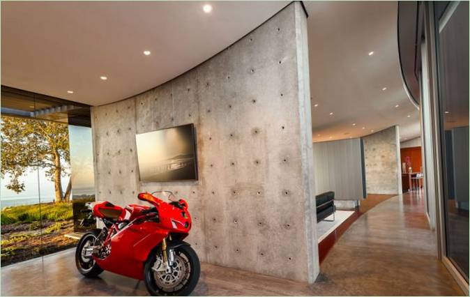 Moto in piedi in una casa semicircolare