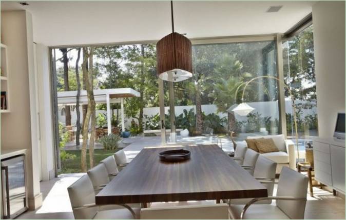 Progetto di interni di una villa a due piani su una collina a San Paolo