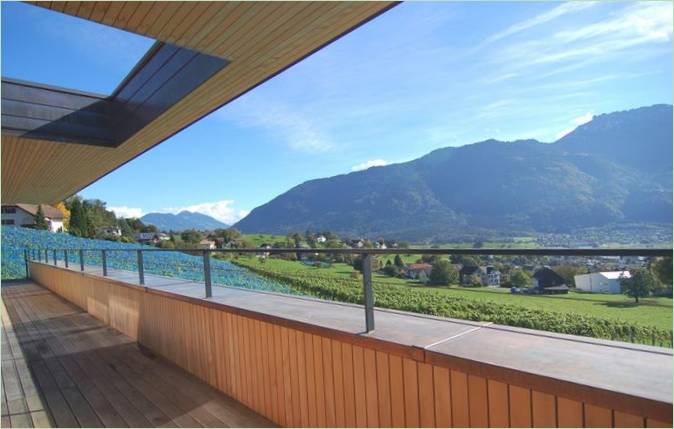 Il lungo balcone della villa