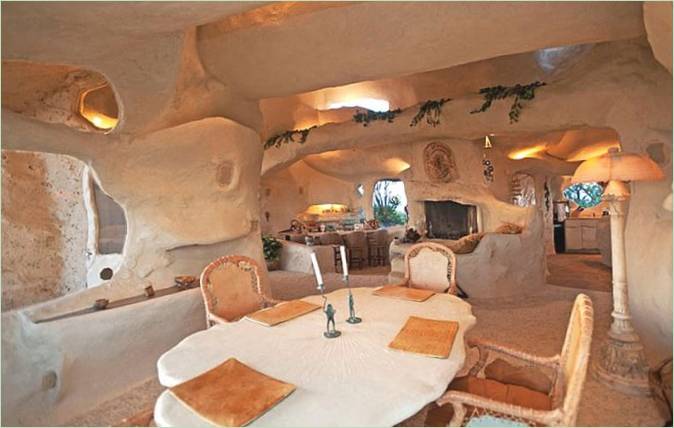 Sala da pranzo della Flintstone Cavern House di Malibu