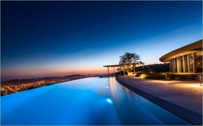 Splendida piscina di una casa semicircolare