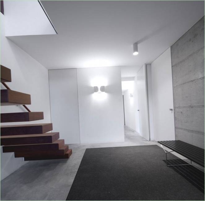 Una scala a sbalzo in legno che porta al primo piano
