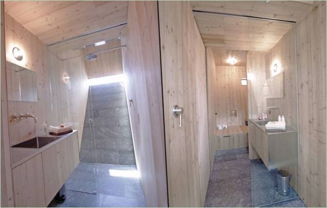L'interno del bagno della casa Ufogel in Austria