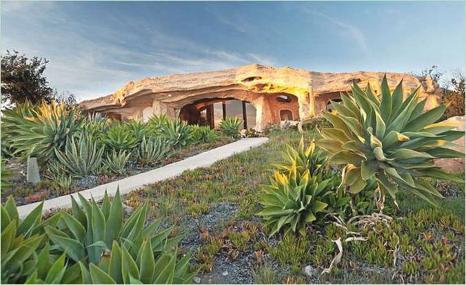 Paesaggio della casa-grotta Flintstone a Malibu