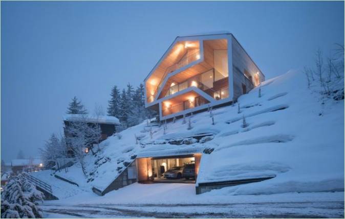Casa di montagna con facciata in legno chiaro