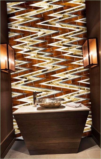 Decorazione insolita della parete del bagno