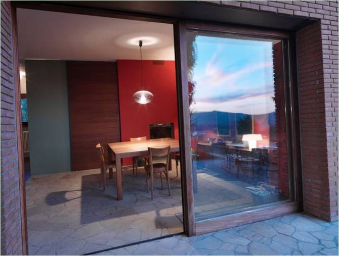Muratura in mattoni nella casa di campagna italiana: porta scorrevole in vetro Finitura di una casa di campagna in mattoni in Italia: porta scorrevole in vetro