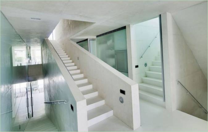 Scale bianche al primo piano di una casa a Marbella