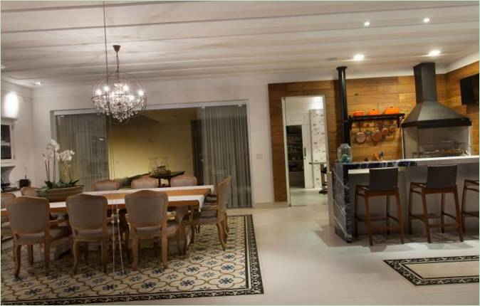 Interno della cucina con zona pranzo