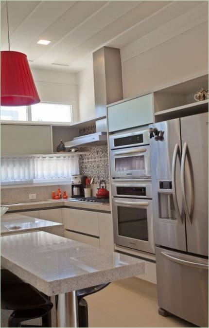 Design degli interni di una cucina con colori chiari