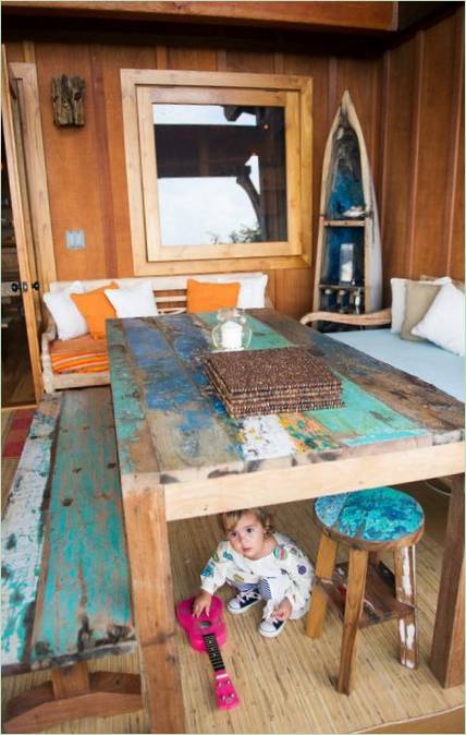 Un'insolita libreria ricavata da una vecchia canoa