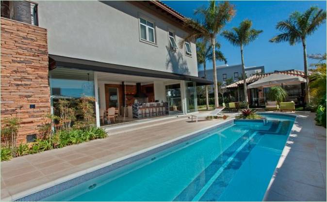 Piscina all'aperto nel cortile del JC Residence