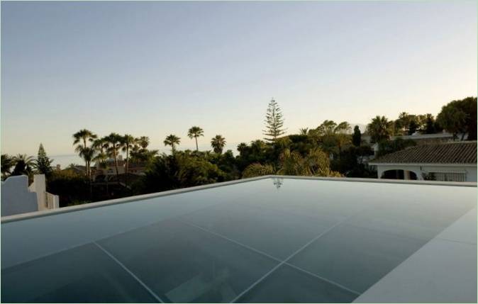 Piscina sul tetto della Jellyfish House a Marbella