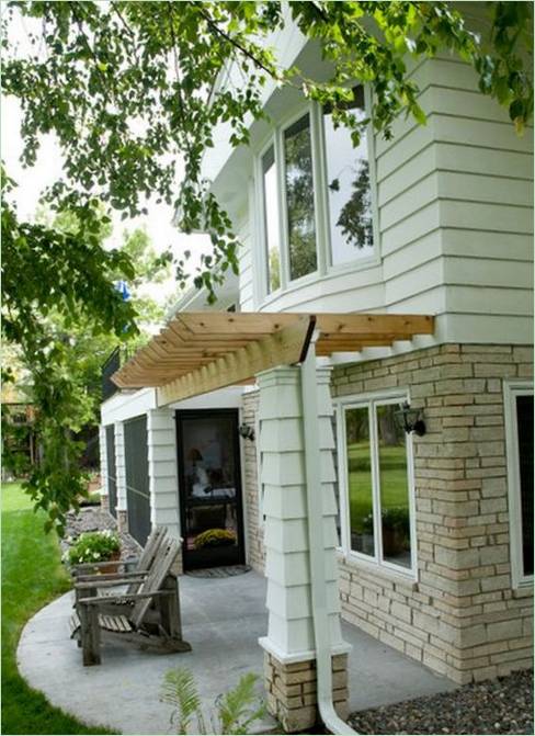 Una pergola in legno sul patio