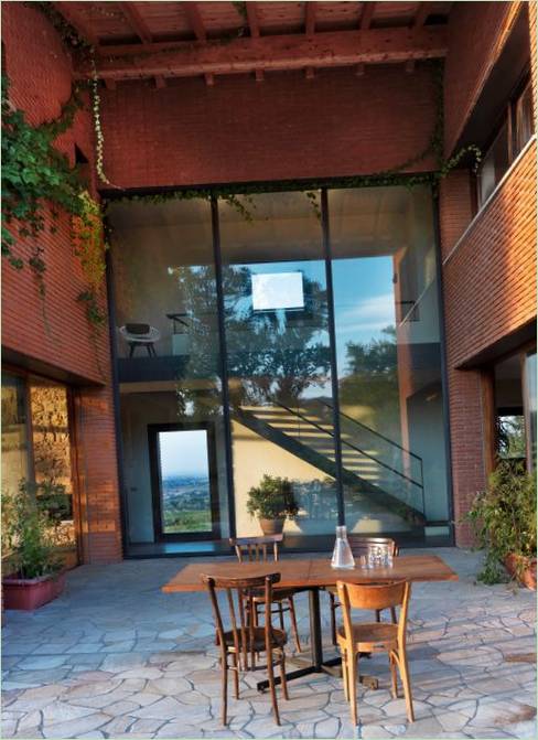 Casetta in muratura in Italia: patio Rifinitura di una casa di campagna in mattoni in Italia: un cortile