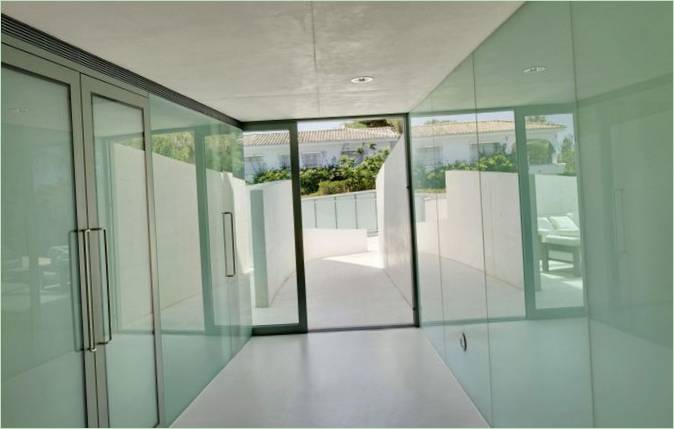 Porte d'ingresso in vetro alla Jellyfish House di Marbella