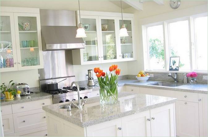 Interno di una cucina funzionale a isola