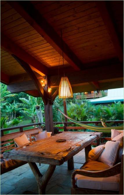 Mobili in legno in veranda