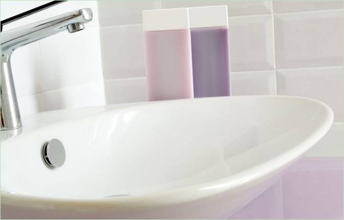 Design degli interni di un appartamento con colori vivaci